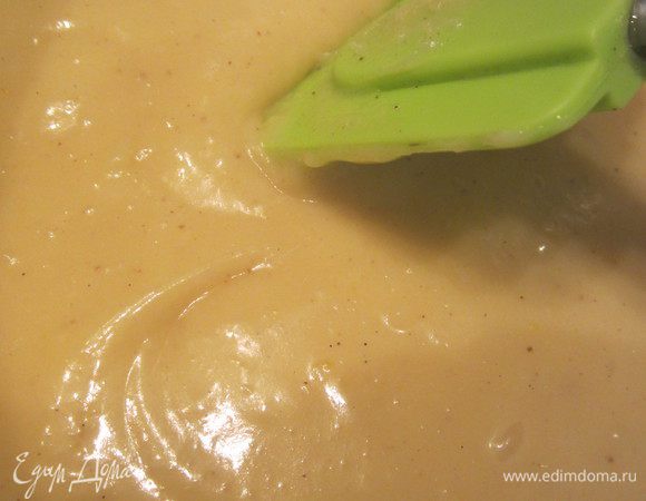 Хорошо остужаем. Крем должен получится густоватым. Если будут комочки, не беда, можно взбить миксером или протереть через сито.