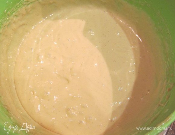 Взбиваем размягченное сливочное масло обязательно комнатной температуры.постоянно по ложке добавляя вареное сгущенное молоко(сгущенное молоко должно быть полностью остуженое,ни в коем случае даже слегка теплое,иначе крем будет жидким! Затем добавляем по ложке заварной крем и в конце взбивания по ложке вишневую настойку,взбиваем до однородности и густоты,не перебить!Ка только все перемешалось,выключить миксер или блендер и поставить крем обязательно в холодильник на час. (У меня крем получился жидковатым,так как я не до конца остудила вареное сгущенное молоко)