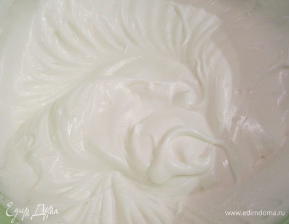 Готовим ореховые коржи. Вбиваем белки в устойчивую пену с щепоткой соли и сахаром.