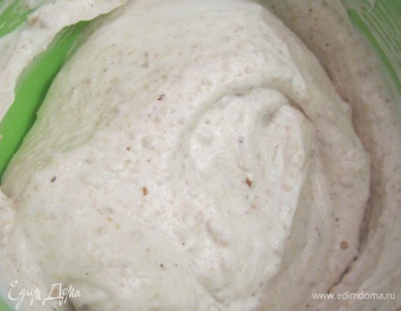 Добавляем молотый фундук (если будут попадаться слегка крупные орешки, это даже очень хорошо, так вкуснее). Все перемешиваем аккуратно движениями снизу вверх.