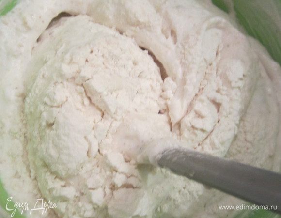 Добавляем просеянную муку и снова перемешиваем движениями снизу вверх. Белковое тесто готово.