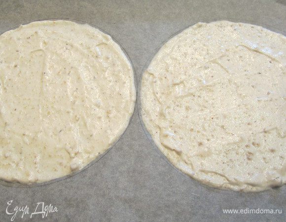 Рисуем на пергаменте круги (лучше взять тарелку). У меня 2 круга на  одном противне по 16 см и распределяем по нему белковую массу(стараемся распределить как можно тоньше). Выпекаем в духовке при т 160 градусов минут 20 до золотисто-коричневого цвета.