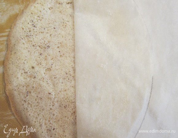 Готовый корж остужаем и очень аккуратно снимаем с бумаги. Лучше сразу же снимать с пергамента,пока еще теплые.