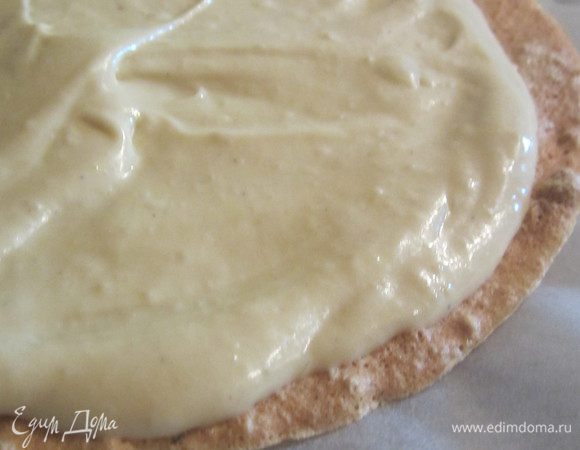 Остуженные коржи смазываем охлажденным кремом кроме верхнего и ставим в холодильник желательно на сутки, пускай возьмется.  По опыту, лучше делать это в форме, потому что тортик может поплыть.