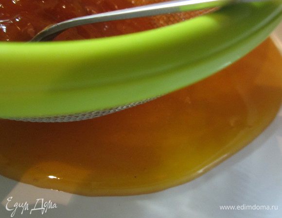 Абрикосовый джем протираем через сито, слегка подогреваем.