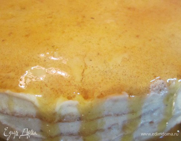 Наливаем протертый джем на верх торта, распределяем по поверхности и вновь в холод на минут 20-30.