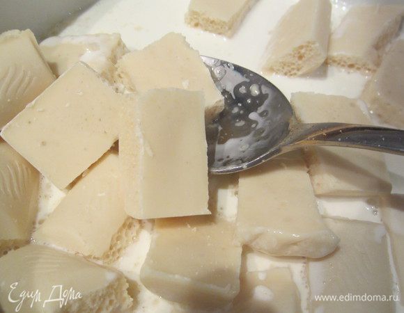 Белый шоколад растапливаем со сливками на огне, и сразу же снимаем,не дожидаясь пока он весь растает, перемешиваем до однородности, пока мы перемешиваем, весь шоколад должен подтаять.