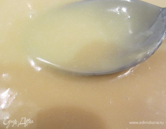 На середину торта наливаем белый шоколад, ножиком распределяем по всему торту, ставим на минут 10 в холод.