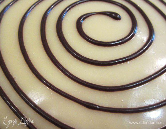 Делаем паутинку. Черный шоколад растапливаем со сливками, делаем корнетик. У меня в обычном кулечке, вырезаем уголочек как можно меньше и рисуем спиральку.