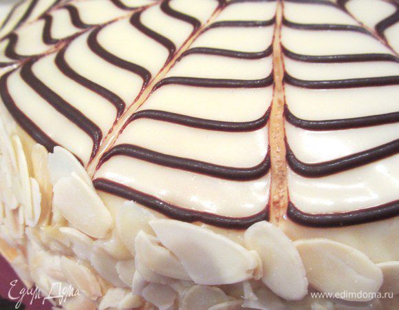 Обсыпаем бока торта миндалем. Торт готов. Приятного!. Р.S.  Вообще. белковое тесто этого торта делать нужно без муки, но так как я делала впервые, побоялась рисковать, так как коржи и так хрупковатые, а без муки с ними нужно работать очень и очень осторожно. Торт нужно промазывать охлажденным кремом и сразу в холодильник, в идеале тортик должен немного хрустеть. В крем можно добавлять бренди, кирш, но  с вишневой настойкой крем получился с приятными нотками вкуса вишенки. Сахара по рецепту было намного больше, но я его уменьшила и слава богу, но делать нужно, конечно рассчитывая уже на свой вкус))).