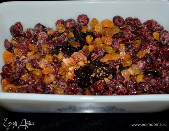 Разогреть духовку до 150 гр. Смазать хлебную прямоугольную форму маслом. Выложить бумагой для выпечки или фольгой и смазать маслом тоже.
Смешать чернослив, изюм, смородину, добавить 1/2 стак. стаута и дать постоять.