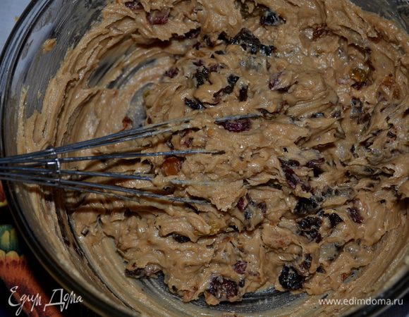 Муку просеять с разрыхлителем, мускатным орехом, корицей. Миксером взбить слив. масло и корич. сахар, примерно 3 мин. Добавить по одному яйцу, после каждого перемешивать. Затем сухие ингредиенты. Добавить смесь фруктово-ягодную. Все перемешаем тщательно.