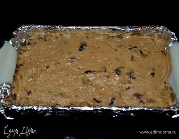 Все выложить в форму и разровнять. Поставить в разогретую духовку на примерно на 3 1/2 часа. Верхушка может треснуть слегка.