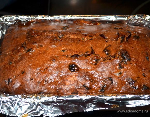 Достать из духовки и сбрызнуть 1/2 стак. стаута. Дать постоять 30 мин.
Достать из формы и дать полностью остыть.
Передать подачей опять сбрызнуть стаутом 1/4 стак.
Кекс желательно держать в темном прохладном месте. Можно до 1  месяца, еженедельно сбрызгивая стаутом 1/4 стакан.