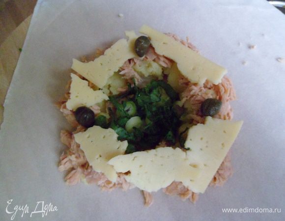 берем лист теста и в центре аккуратно выкладываем начинку-картофель+тунец,так,чтобы в серединке была ямочка.Затем сыр,каперсы.В завершении в ямочку кладем зелень