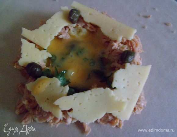 ямочку наполняем яйцом при помощи ложки(пару раз потренируюсь,будет получатся хорошо).добавляем по желанию острую пасту харису.