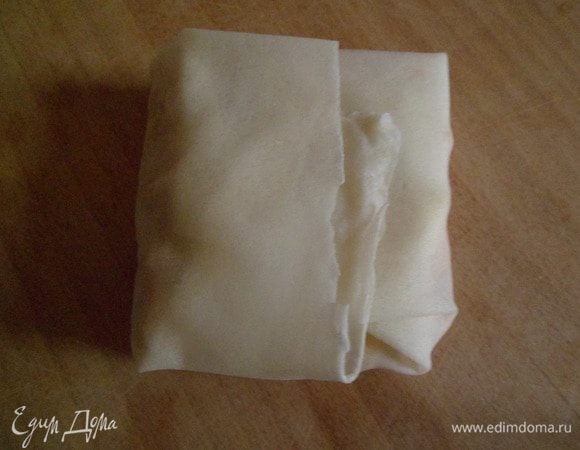 получается квадратик.тесто не нужно защипывать.