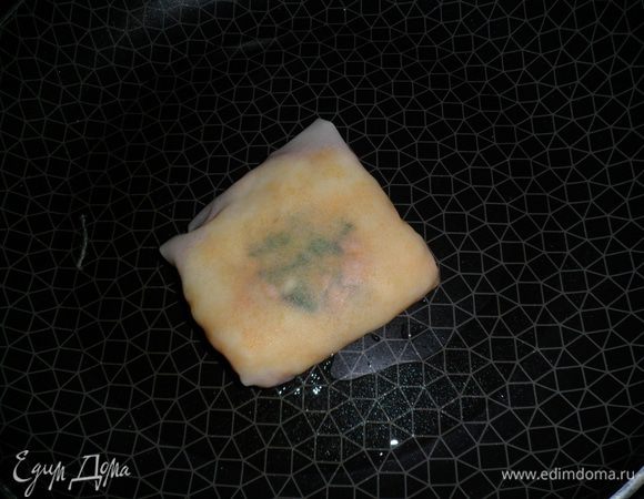 отправляем на разогретую сковороду с небольшим кол-вом раст.масла свернутыми кончиками вниз,чтобы они прижарились и наш квадратик не раскрылся