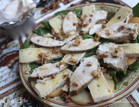 В тарелку выкладываем шпинат, сбрызгиваем заправкой. Раскладываем груши по кругу, на каждую пластинку груши выкладываем курицу и сыр. Посыпаем салат рублеными грецкими орехами. Поливаем заправкой. Даём настояться минут 15. Приятного аппетита!