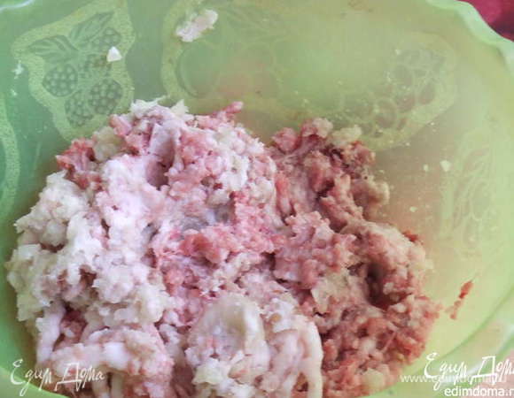 В глубокую миску выложить фарш посолить, поперчить, добавить  яйцо, лук измельченный в блендере, и сформировать шарики. 