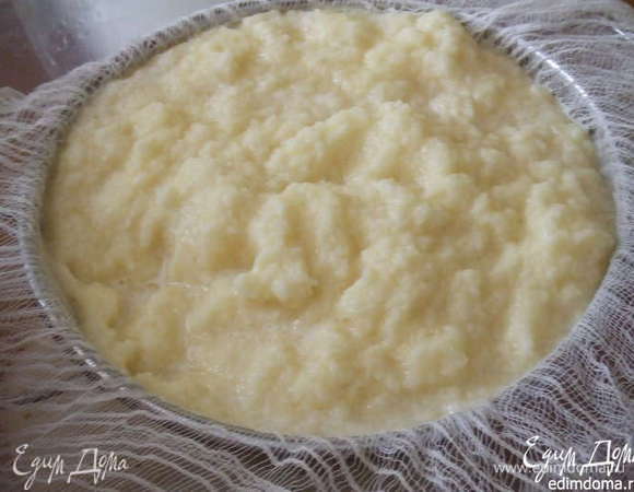 Картошку нужно натереть на тёрке, сыто нужно застелить марлей,хорошо отжать. 
