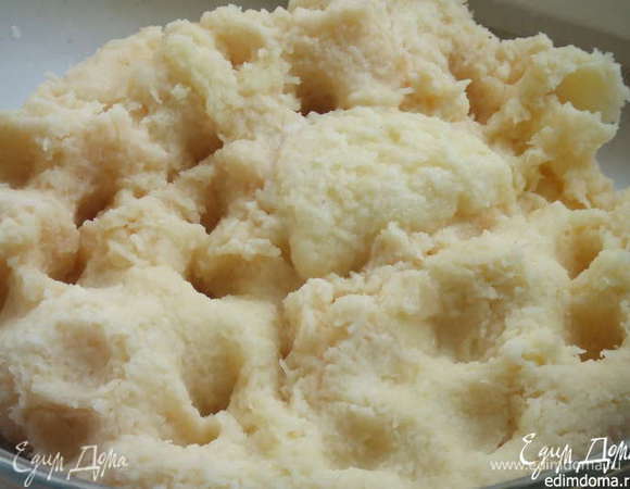 В картофель добавить яйца, муку,сметану ,натёртый на мелкой тёрке чеснок,посолить и поперчить.Всё тщательно перемешать. 