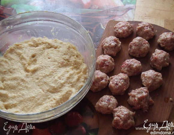 Руки желательно смочить водой,и на ладонь нужно положить картофельный фарш и делаем небольшую лепёшечку, сверху мясной шарик.
