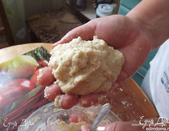  Прежде, чем лепить наши шарики, надо поставить греть воду(лучше в просторной кастрюле), добавив соль и лавровый.
Формируем цеппелины так, чтобы картофельная смесь полностью покрывала мясной фарш. Вот таким образом.  Как вода закипит кладем цеппелины и варим 15-20 минут. За это время жарим лук на копчёном сале, хотя можно на солёном и даже сыром. Когда цеппелины будут готовы, достаём их шумовкой и выкладываем на блюдо. Подавать, полив салом с лучком. Очень уж они вкусны горяченькие! Приятного аппетита! 