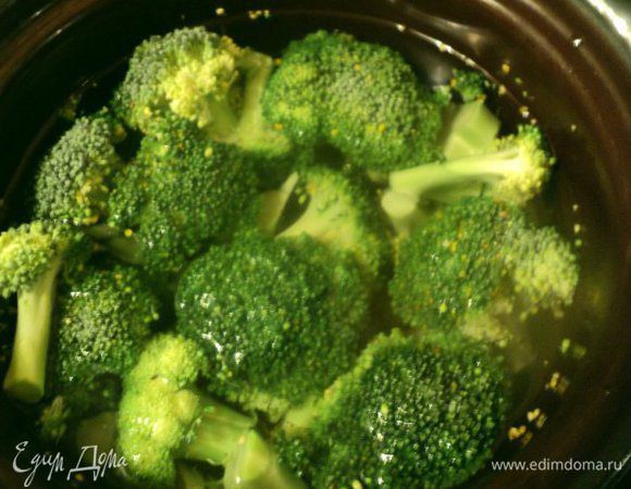 Брокколи разобрать на соцветия и отварить в подсоленной воде в течении 8-10 мин. Затем кипяток  слить и охладить брокколи, опустив на несколько минут в холодную воду для сохранения  яркого цвета.
