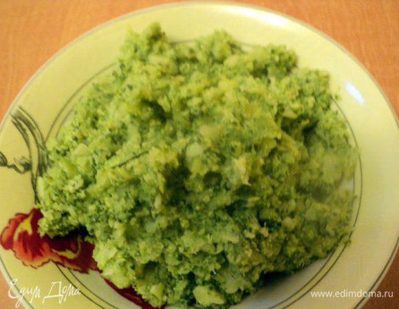 Измельчить брокколи в блендере.