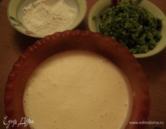 Муку смешать с солью и разрыхлителем теста. Яйца хорошо взбить до увеличения массы в объему в 2.5-3 раза. Добавить во взбитые яйца измельченную капусту, осторожно перемешать, затем мучную смесь.