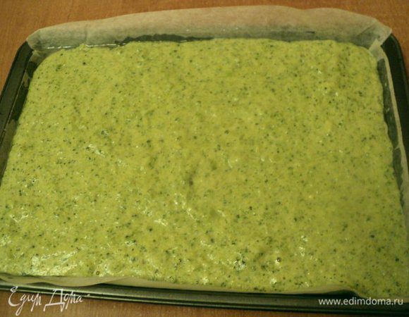 Массу вылить на противень, застеленный смазанной маслом бумагой для выпечки, толщиной  1.0-1.5 см. Выпекать при температуре 180 градусов 30 мин.