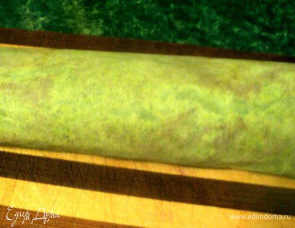 Готовый пласт свернуть вместе с бумагой рулетом, остудить.