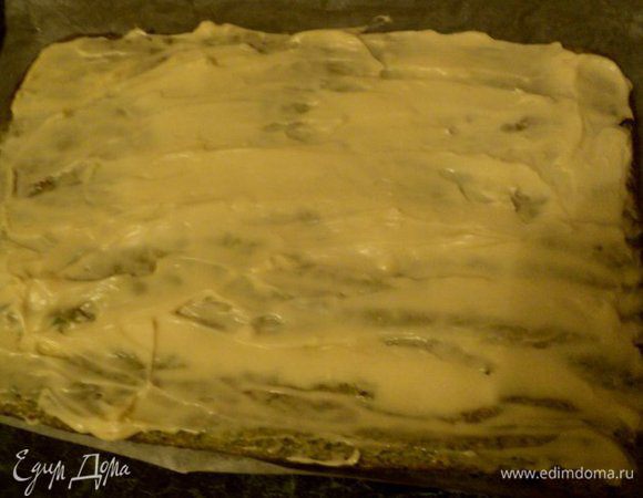 Затем рулет развернуть, смазать сливочным сыром.