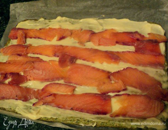 Сверху выложить порезанную пластинками слабосоленую семгу.