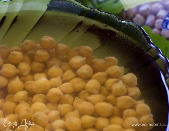 Нут замочить в большом количестве холодной воды на ночь, он очень увеличится в размере.