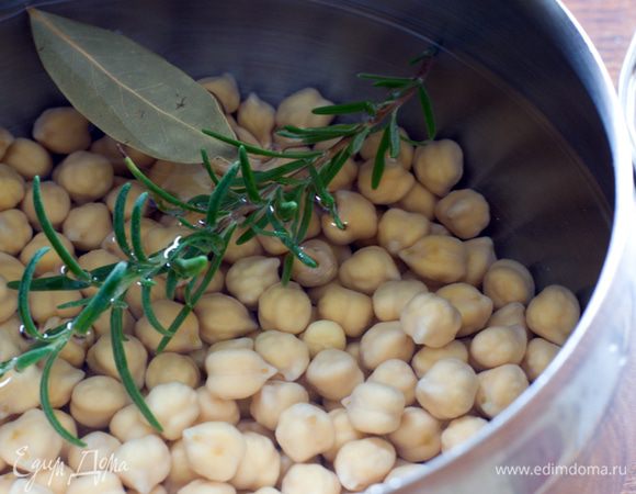 Утром воду слить, нут хорошо промыть под струей холодной воды. В кастрюлю положить нут, залить большим количеством холодной воды. Добавить лавровый лист и розмарин и варить на медленном огне в течении 2 часов. Посолить за 15 минут до окончания варки.