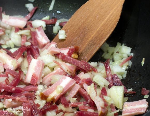  Добавить нарезанные копчености, лук и обжарить их.