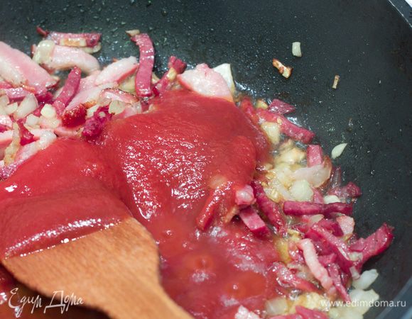 Затем добавить томатное пюре.