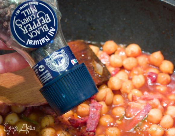 За 10 минут до готовности добавить черный молотый перец и нарезанное отварное яйцо (по желанию).
Подавать в тёплом или горячем виде. Прекрасное согревающее и сытное зимнее блюдо!