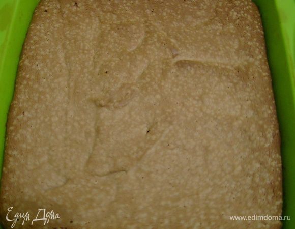 Испечь бисквит. Я использовала рецепт http://www.edimdoma.ru/retsepty/47937-pirozhnoe-chernoslivka. Дать бисквиту остыть и разрезать на коржи.