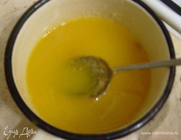 Приготовить фруктовое желе. Залить желатин фруктовым соком и оставить на 10 мин. Добавить сахар, и поставить на водяную баню, чтобы растопить желатин. 