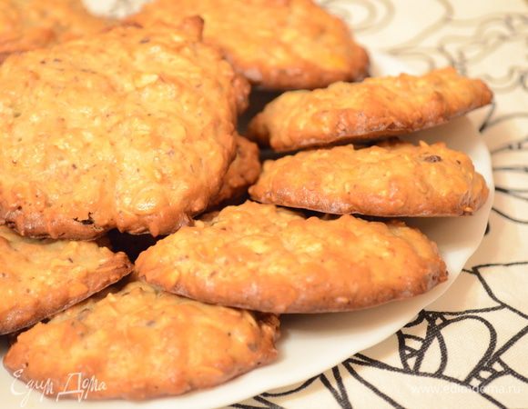 выложить ложкой на противни застеленные бумагой (у меня получается два из этого количества). Выпекать в предварительно разогретой духовке до 180 градусов 15-20 минут.