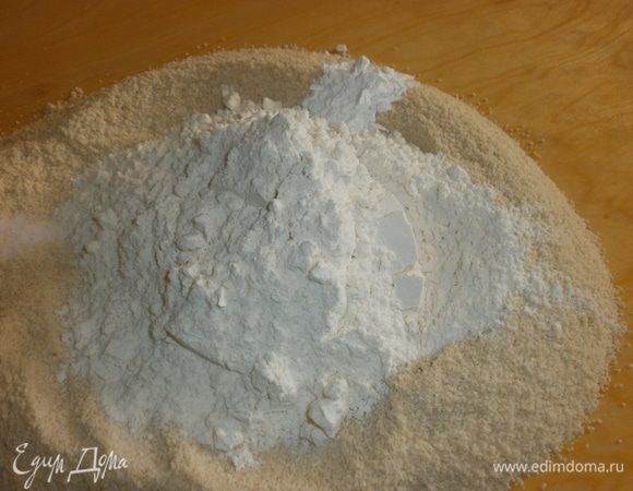 Смешиваем два типа муки.Добавляем сливочное масло, разрыхлитель, соль.