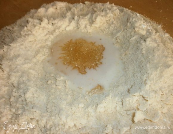 В углубление влить молоко, добавить мёд жидкий, мелко нарезанные цукаты. Замесить тесто мягкое. завернуть в плёнку и положить в холодильник на 2 часа.