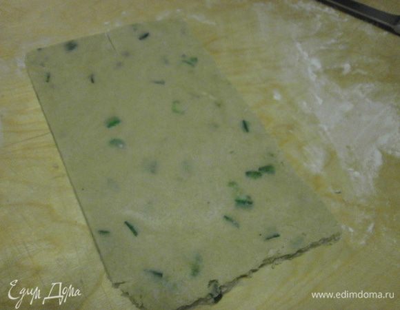 Достать тесто из холодильника и раскатать толщиной 0, 7 мм.