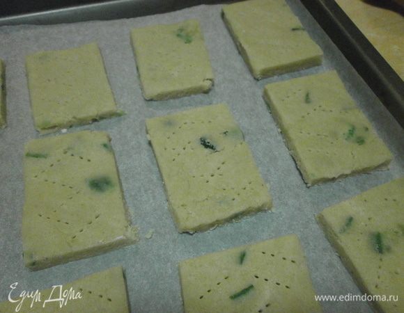 Тесто нарезать произвольной формы и поколоть вилкой. Смазать печенье слегка взбитым белком. Лист застелить бумагой для выпечки.Духовку разогреть на 180 градусов.