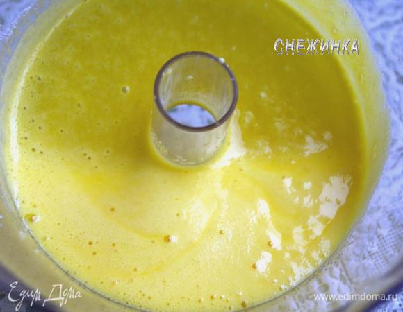 Яйца с сахаром взбиваем в пышную пену миксером или в комбайне.