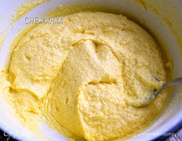 Добавляем размягчённое при комнатной температуре сливочное масло и манку, хорошенько растираем до однородности.