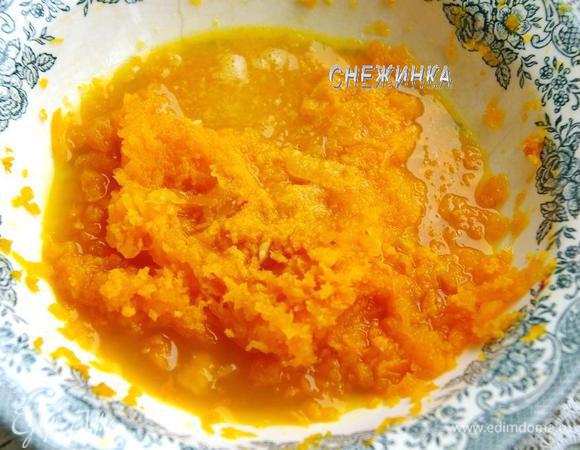 Сырую тыкву очищаем, натираем на самой мелкой тёрке. К ней натираем цедру апельсина и выжимаем сок апельсина.